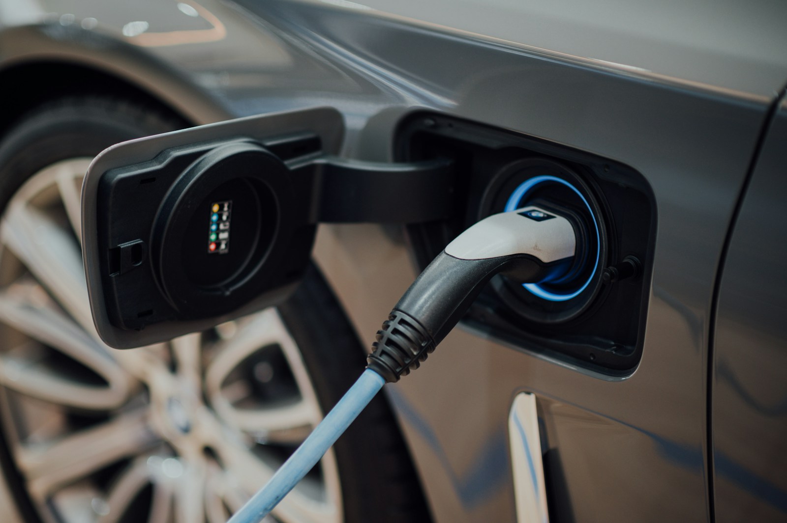 black_and_white_usb_cable_plugged_in_black_device_industria_automotriz_electromovilidad_autos_eléctricos_medio_ambiente_reducir_contaminación_metag_impacto_ambiental