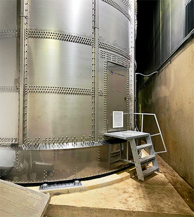 metag-proyectos-industriales-acercamiento-de-silo-de-acero-inoxidable-con-sellado-hermético