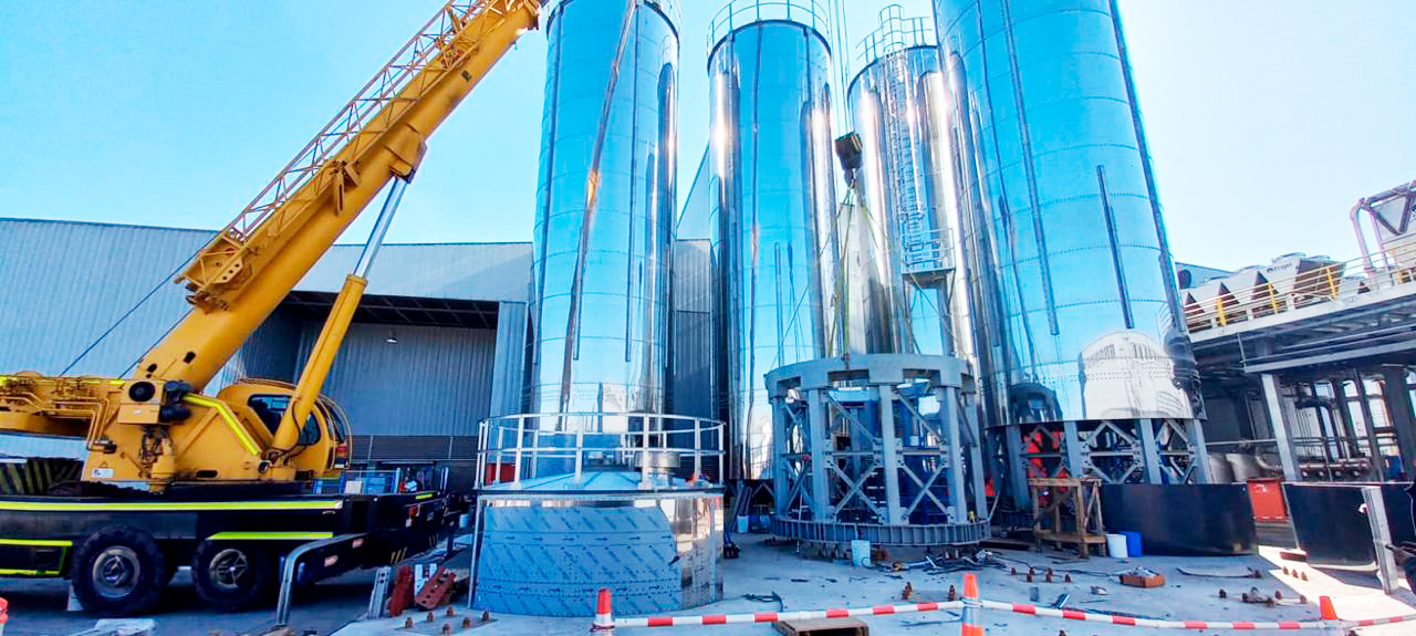 metag-proyectos industriales-instalación-de- batería-de-seis-silos-de-acero-inoxidable-en-méxico-venta-y-renta-de-maquinaria
