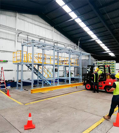 metag-proyectos-industriales-estructuras-metálicas-trabajador-con-equipo-de-seguridad-y-grúa-en-instalacion-para-descarga-de-super-sacos-renta-y-venta-de-maquinaria-pesada-méxico-costa-rica