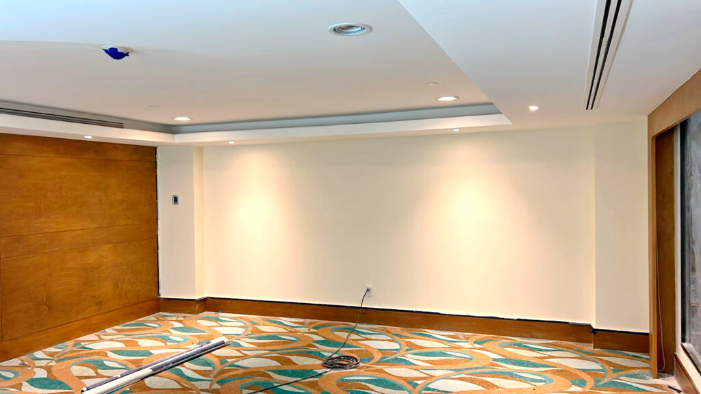 metag-proyectos-industriales-recámara- de-hotel-iluminada-muestra-el-acabado-realizado-splicación-profesional-de-yeso-tablaroca-pasta-texturizada-industria-hotelera