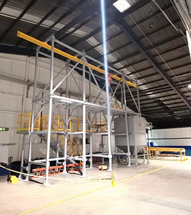 metag-proyectos-industriales-estructuras-metálicas-trabajador-con-equipo-de-seguridad-y-grúa-en-instalacion-para-descarga-de-super-sacos-costa-rica-y-méxico-industria-plástico-grado-alimenticio
