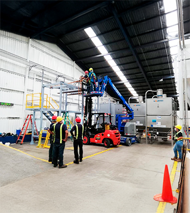 metag-proyectos-industriales-empresa-mexicana-caso-de-éxito-instalacion-de-mecanismos-y-estaturas-en-Costa-Rica-trabajadores-con-casco-de-seguridad