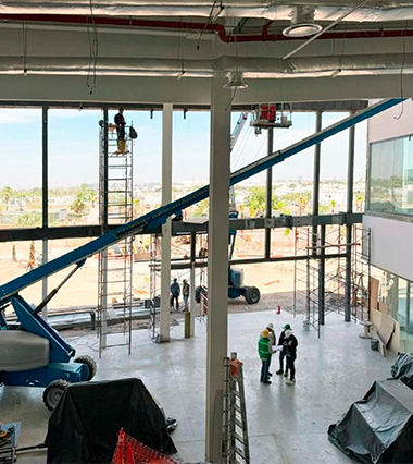 metag-proyectos-industriales-interior-de-proyecto-industrial-estrustura-reforzada-ingeniería-en-yeso-maquinaria-pesada-trabajadores-metag-vidrio-andamios-los-cabos-mexico
