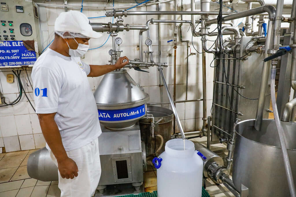 metag-proyectos-industriales-hombre-en fabrica-industria-alimenticia-máquinas industriales-fábrica-de-lácteos-plásticos