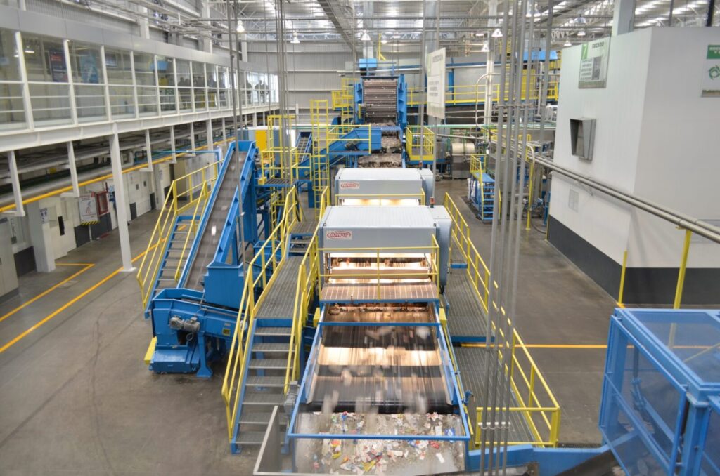metag-proyectos-industriales-se-muestra-una-fábrica-en-el-proceso-de-reciclaje-de-plástico-pet-industria-del-plástico-reducir-el-impacto-ambiental