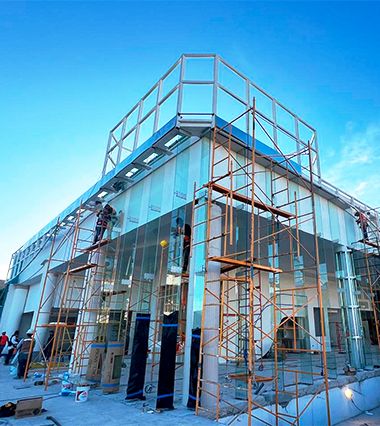 metag-proyectos-industriales-perspectiva-estructura-ingeniería-proyecto-industrial-automotriz-andamios-trabajadores-vidrio-metag-los-cabos-mexico