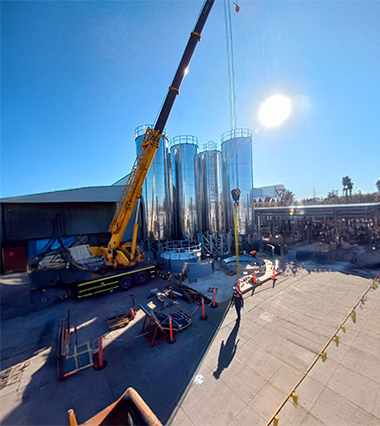 metag-proyectos-industriales-toma-panorámica-de-construcción-de-silos-en-santiago-de-chile-y-maquinaria-pesada