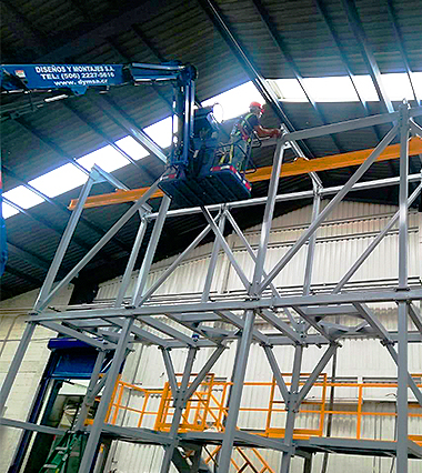 metag-proyectos-industriales-estructuras-metálicas-trabajador-con-equipo-de-seguridad-y-grúa-en-instalacion-para-descarga-de-super-sacos-costa-rica-y-méxico