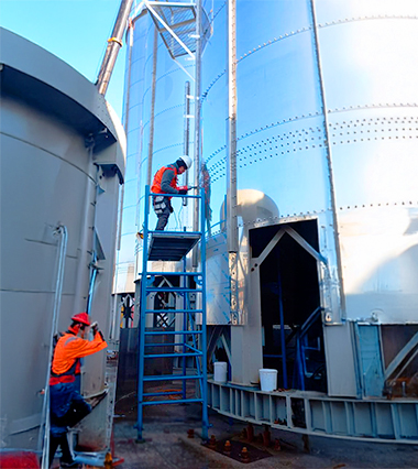 metag-proyectos-industriales-trabajadores-en-la-obra-de-montaje-de-silos-en-santiago-de-chile-calidad-y-seguridad