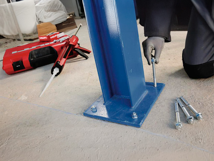 metag-proyectos-industriales-acercamiento-de-una-columna-de-acero-color-azul-con-anclaje-mecánico-y-químico-servicio-industrial-con- certificación-Hilti-
