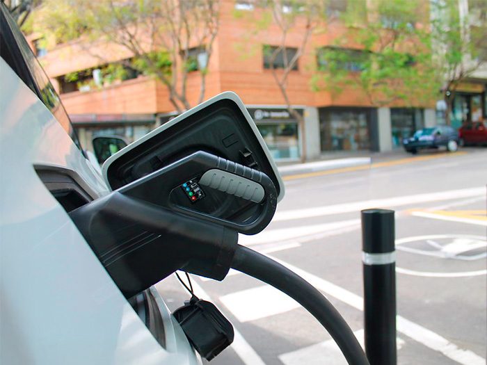Instalación-y-mantenimiento-de-estaciones-de-carga-nivel-1-2-y-3--EV, electrolinera, auto, eléctrico, electromovilidad-reducción-del-impacto-ambiental-metag-proyectos-industriales-empresa-mexicana